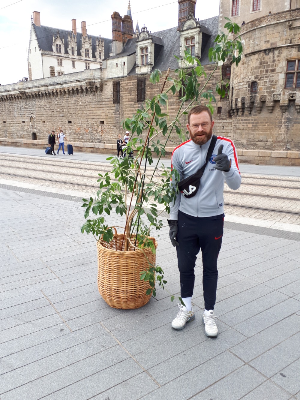 Boris pose avec la plante devant le chateau de Nantes